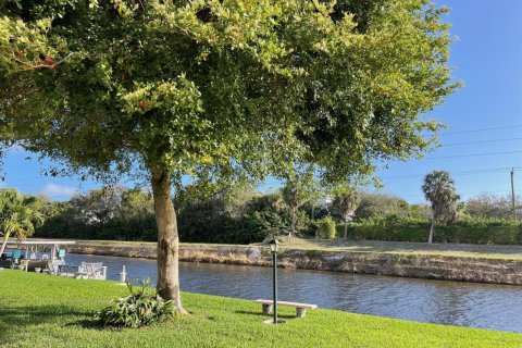 House in Boynton Beach, Florida 2 bedrooms, 146.97 sq.m. № 2392408 - photo 2