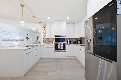 House in Hallandale Beach, Florida 3 bedrooms, 140.19 sq.m. № 2069033 - photo 9