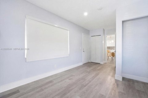 House in Hallandale Beach, Florida 3 bedrooms, 140.19 sq.m. № 2069033 - photo 16
