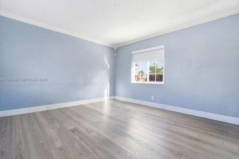 House in Hallandale Beach, Florida 3 bedrooms, 140.19 sq.m. № 2069033 - photo 14
