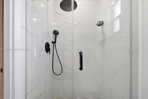 House in Hallandale Beach, Florida 3 bedrooms, 140.19 sq.m. № 2069033 - photo 18