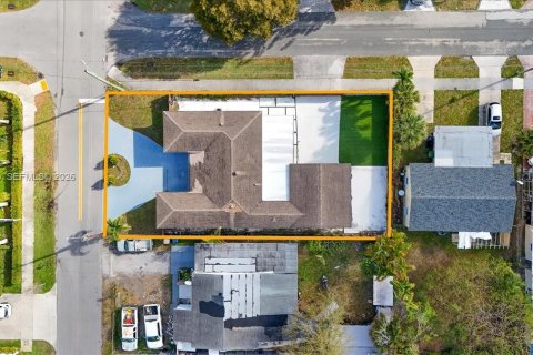 House in Hallandale Beach, Florida 3 bedrooms, 140.19 sq.m. № 2069033 - photo 29