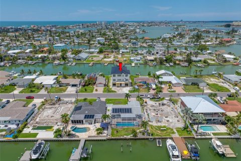Casa en venta en Madeira Beach, Florida, 6 dormitorios, 450.39 m2 № 1877352 - foto 15