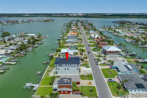 Casa en venta en Madeira Beach, Florida, 6 dormitorios, 450.39 m2 № 1877352 - foto 12