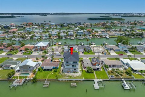 Casa en venta en Madeira Beach, Florida, 6 dormitorios, 450.39 m2 № 1877352 - foto 9