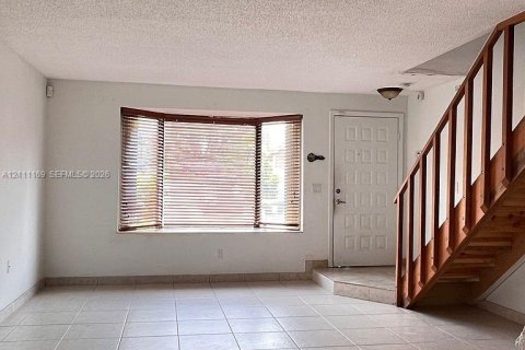 Townhouse in Miami, Florida 2 bedrooms, 107.02 sq.m. № 2430106 - photo 2