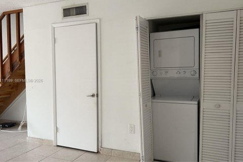 Townhouse in Miami, Florida 2 bedrooms, 107.02 sq.m. № 2430106 - photo 5