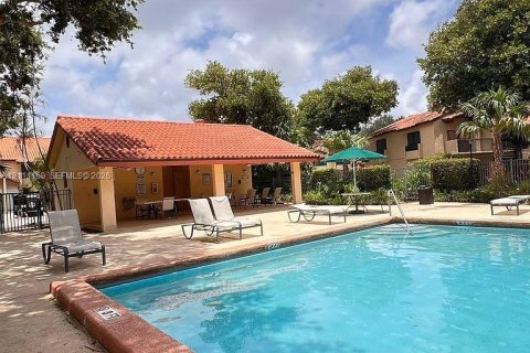 Townhouse in Miami, Florida 2 bedrooms, 107.02 sq.m. № 2430106 - photo 11
