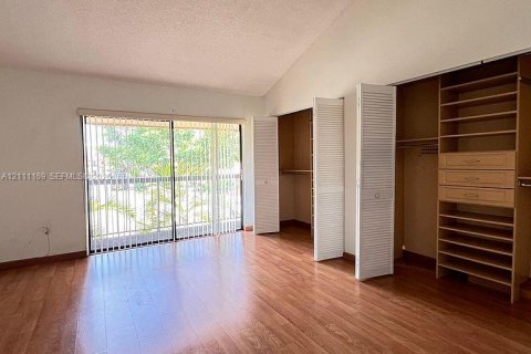 Townhouse in Miami, Florida 2 bedrooms, 107.02 sq.m. № 2430106 - photo 10