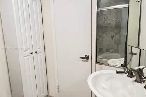 Townhouse in Miami, Florida 2 bedrooms, 107.02 sq.m. № 2430106 - photo 6