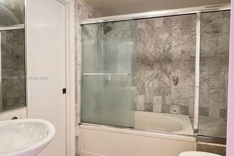 Townhouse in Miami, Florida 2 bedrooms, 107.02 sq.m. № 2430106 - photo 8