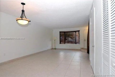 Townhouse in Miami, Florida 2 bedrooms, 107.02 sq.m. № 2430106 - photo 3