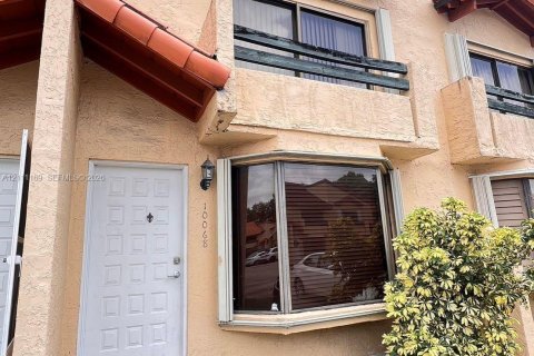 Townhouse in Miami, Florida 2 bedrooms, 107.02 sq.m. № 2430106