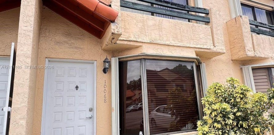 Townhouse in Miami, Florida 2 bedrooms, 107.02 sq.m. № 2430106