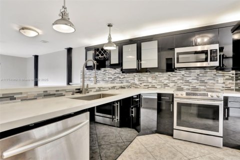 Townhouse in Sunrise, Florida 2 bedrooms, 128.95 sq.m. № 1728367 - photo 8