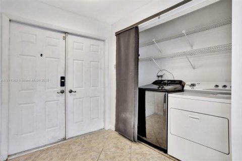 Townhouse in Sunrise, Florida 2 bedrooms, 128.95 sq.m. № 1728367 - photo 12