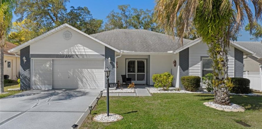 House in Spring Hill, Florida 2 bedrooms, 158.12 sq.m. № 1519210