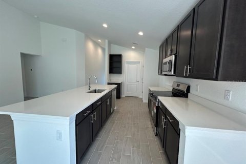 House in Frostproof, Florida 4 bedrooms, 180.79 sq.m. № 1850999 - photo 4