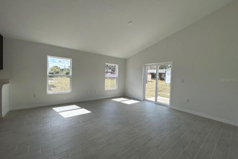 House in Frostproof, Florida 4 bedrooms, 180.79 sq.m. № 1850999 - photo 5
