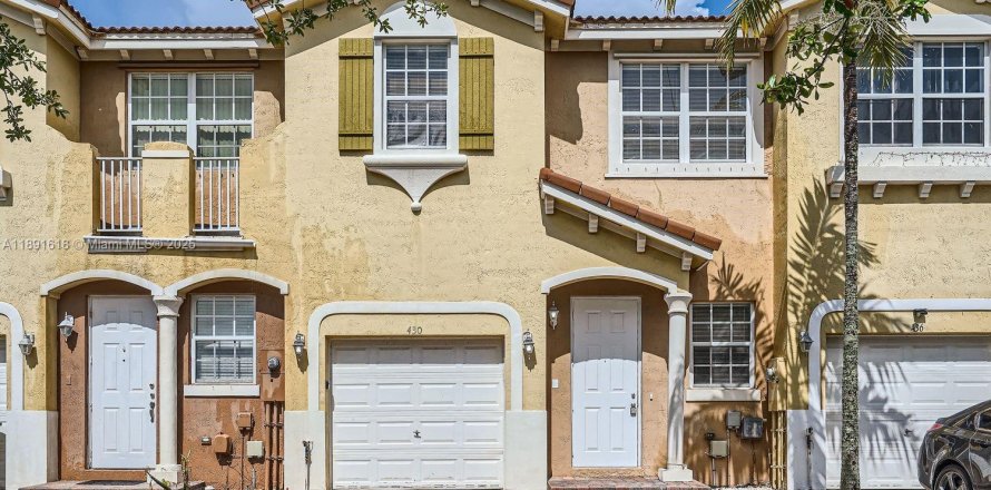 Townhouse in Homestead, Florida 4 bedrooms, 147.9 sq.m. № 1944128