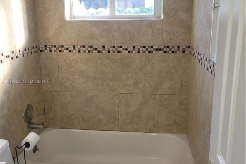 Commercial property in Miami, Florida 144.93 sq.m. № 1994202 - photo 13