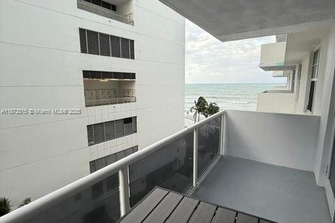 Condominio en alquiler en Hollywood, Florida, 1 dormitorio, 83.24 m2 № 1979779 - foto 17