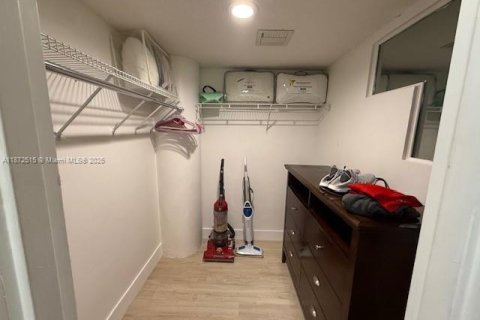 Condominio en alquiler en Hollywood, Florida, 1 dormitorio, 83.24 m2 № 1979779 - foto 15