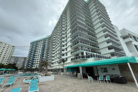 Condominio en alquiler en Hollywood, Florida, 1 dormitorio, 83.24 m2 № 1979779 - foto 19