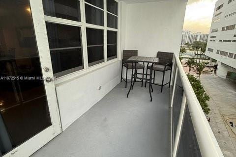 Condominio en alquiler en Hollywood, Florida, 1 dormitorio, 83.24 m2 № 1979779 - foto 16