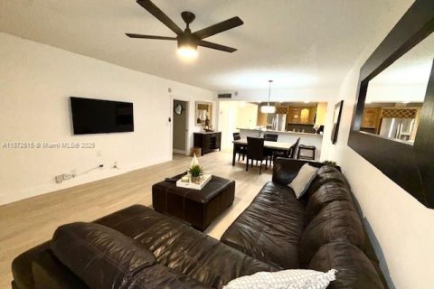 Condominio en alquiler en Hollywood, Florida, 1 dormitorio, 83.24 m2 № 1979779 - foto 4