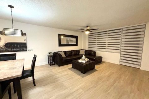 Condominio en alquiler en Hollywood, Florida, 1 dormitorio, 83.24 m2 № 1979779 - foto 3