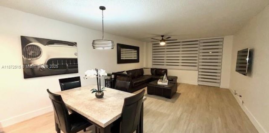 Condominio en Hollywood, Florida, 1 dormitorio  № 1979779