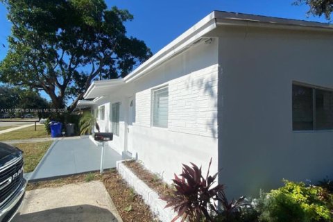 House in Hollywood, Florida 3 bedrooms, 128.39 sq.m. № 2055057 - photo 2