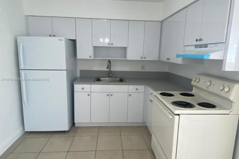 House in Hollywood, Florida 3 bedrooms, 128.39 sq.m. № 2055057 - photo 9