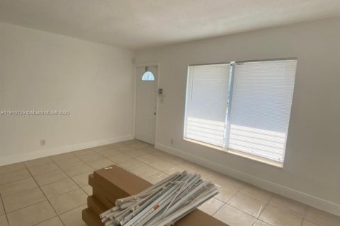 House in Hollywood, Florida 3 bedrooms, 128.39 sq.m. № 2055057 - photo 15