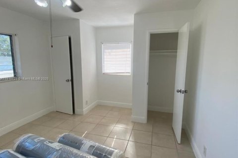 House in Hollywood, Florida 3 bedrooms, 128.39 sq.m. № 2055057 - photo 13