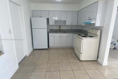 House in Hollywood, Florida 3 bedrooms, 128.39 sq.m. № 2055057 - photo 10
