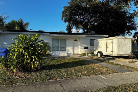 House in Hollywood, Florida 3 bedrooms, 128.39 sq.m. № 2055057 - photo 4
