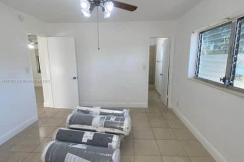 House in Hollywood, Florida 3 bedrooms, 128.39 sq.m. № 2055057 - photo 12