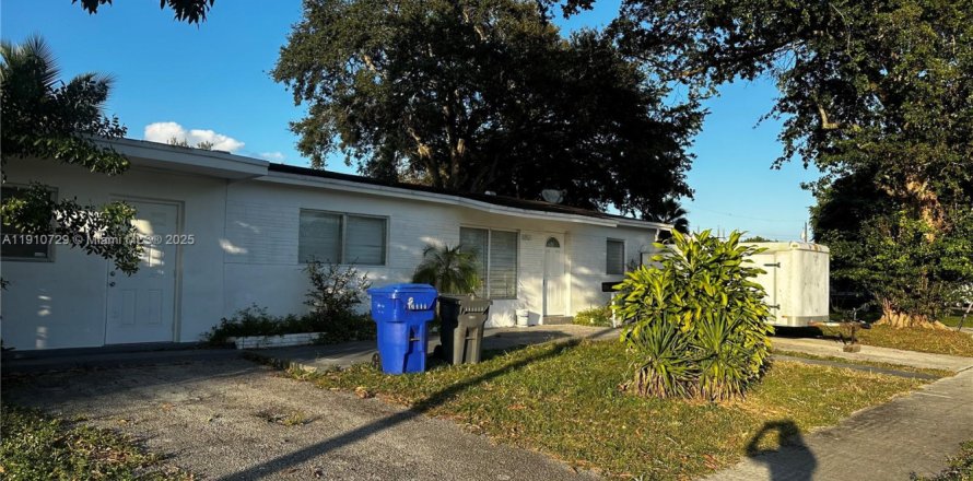 House in Hollywood, Florida 3 bedrooms, 128.39 sq.m. № 2055057