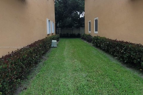 Townhouse in Margate, Florida 3 bedrooms, 125.98 sq.m. № 1828947 - photo 3