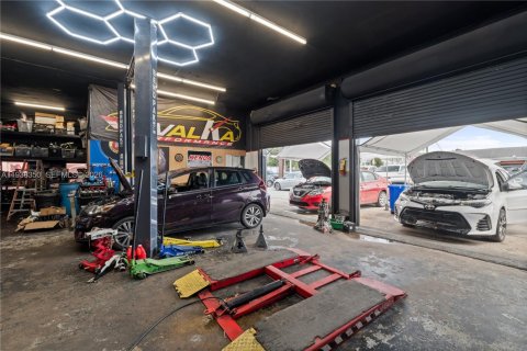 Commercial property in Miami, Florida № 2152629