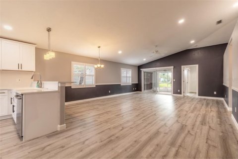 House in New Smyrna Beach, Florida 3 bedrooms, 145.58 sq.m. № 2237493 - photo 4