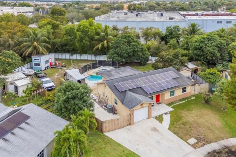 House in Pembroke Pines, Florida 4 bedrooms, 133.69 sq.m. № 2001031 - photo 23