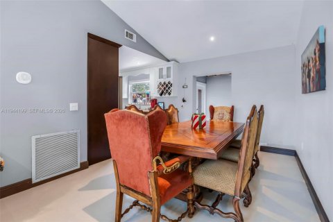 House in Pembroke Pines, Florida 4 bedrooms, 133.69 sq.m. № 2001031 - photo 6