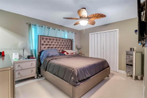 House in Pembroke Pines, Florida 4 bedrooms, 133.69 sq.m. № 2001031 - photo 10