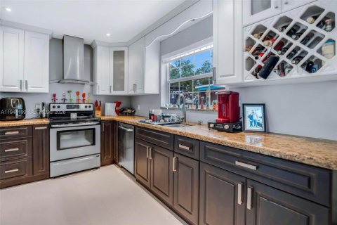 House in Pembroke Pines, Florida 4 bedrooms, 133.69 sq.m. № 2001031 - photo 8