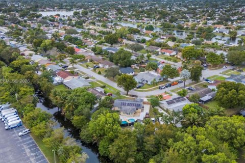 House in Pembroke Pines, Florida 4 bedrooms, 133.69 sq.m. № 2001031 - photo 21