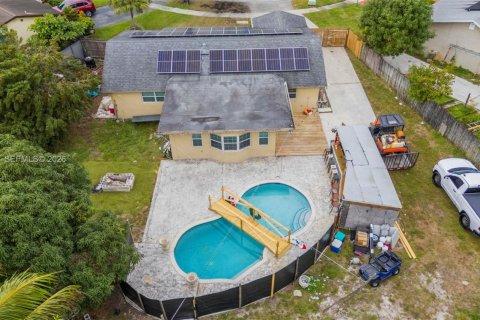 House in Pembroke Pines, Florida 4 bedrooms, 133.69 sq.m. № 2001031 - photo 16