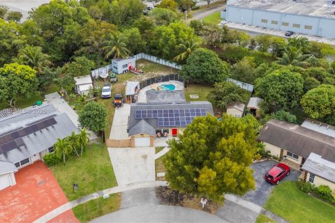 House in Pembroke Pines, Florida 4 bedrooms, 133.69 sq.m. № 2001031 - photo 18